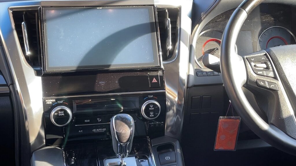 大型のナビが付いています。